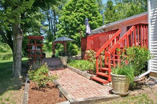 121 Jerry Daniels Rd, East Hampton CT  06447-1230 exterior