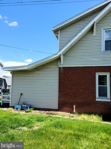 211 11th St, Rudytown, PA 17070-1618