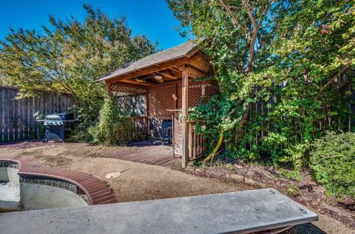 110 Chieftain Dr, Waxahachie TX  75165-1503 exterior