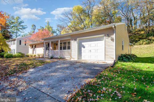 521 Lamp Post Ln, Camp Hill, PA 17011-1430