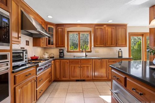 10 Wedgewood Ln, Wapping CT 06074-1580 exterior