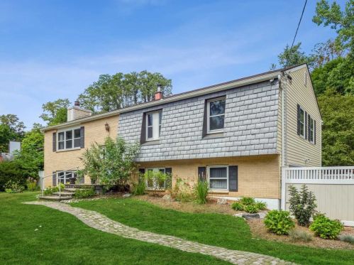 25 Tanglewood Dr, New Hamburg, NY 12590-1221