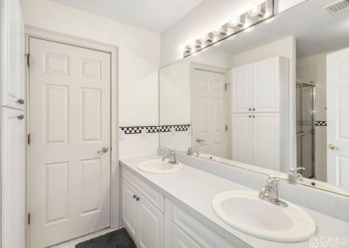 2 Winchester Dr, East Brunswick NJ  08816-3385 exterior