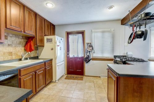 1569 Carriage Ln, Waukesha, WI 53151-1441
