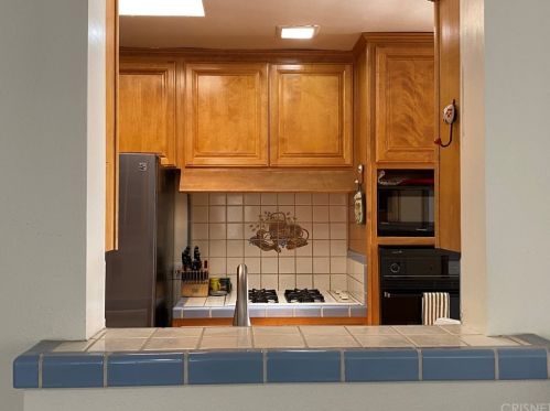24421 Shadeland Dr, Santa Clarita CA  91321-3616 exterior