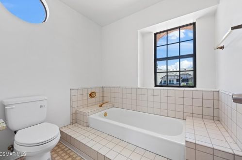 5805 Rainbow Hill Rd, Calabasas CA  91301-4636 exterior