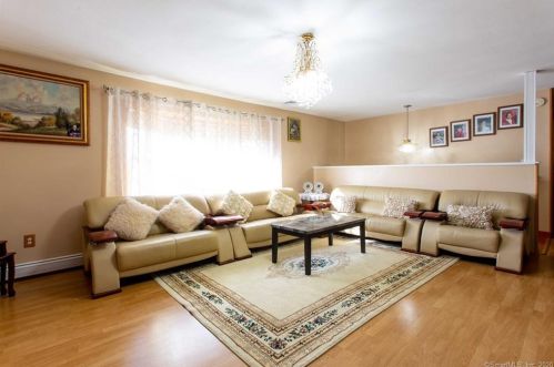 10 Riverview Cir, Waterbury, CT 06716-2410