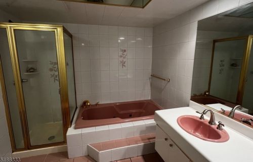 26 Robinson Dr, West Paterson NJ  07424-2929 exterior