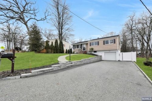 94 Yawpo Ave, Oakland, NJ 07436-2718