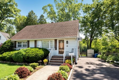 16 Riverview Cir, West Paterson, NJ 07424-1250