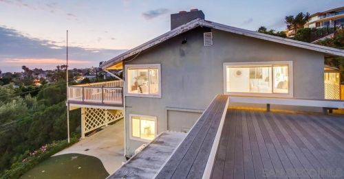 1527 Loring St, San Diego CA  92109-1765 exterior