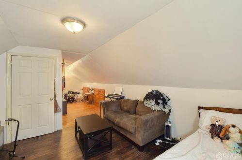 9 Stuart Dr, East Brunswick NJ  08816-3809 exterior