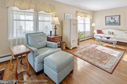 10 Lowell Ct, Bricktown NJ  08724-2423 exterior