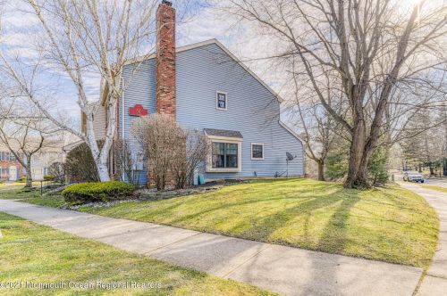 8 Deptford Ct, East Freehold, NJ 07728-3913