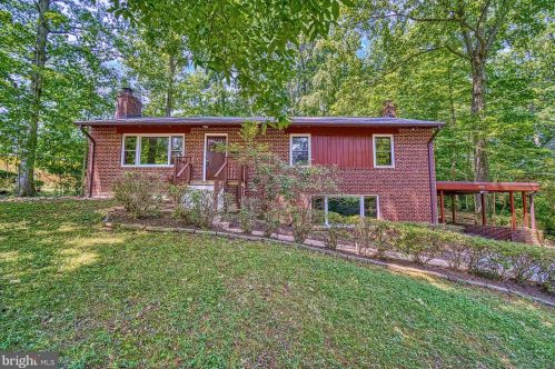 6340 Waterway Dr, Falls Church, VA 22044-1320