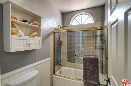 5100 Noble Ave, Van Nuys CA 91402-4509 exterior