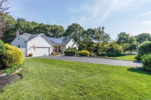 68 Woods Rd, Baiting Hollow, NY 11933-2310