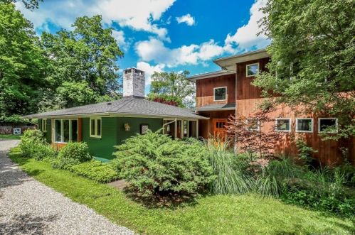 2 Signal Hill Rd, Brookfield Center, CT 06804-1322