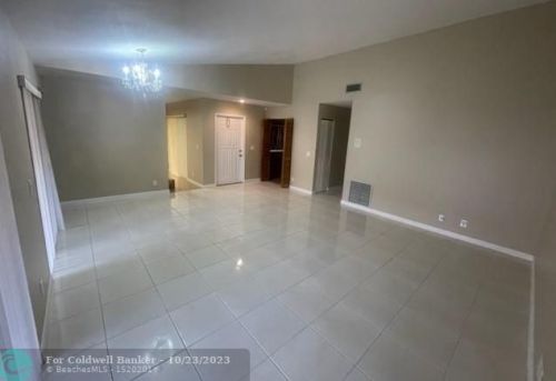 6245 175th Ter, Hialeah FL  33015-4438 exterior