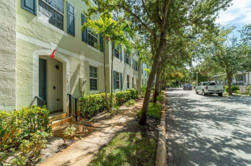 725 N St, West Palm Beach FL  33401-6637 exterior