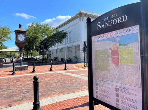 438 Palm Dr, Sanford FL  32771-9502 exterior