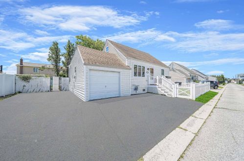77 Lake St, North Lindenhurst, NY 11757-5816