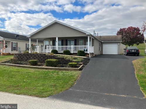 4 Crandle Dr, Carlisle, PA 17015-8129