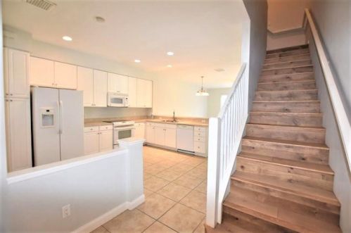 1082 Pinewood Lake Ct, West Palm Beach, FL 33415-1402