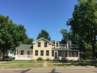 701 Vine St, Hudson, WI 54016-1724