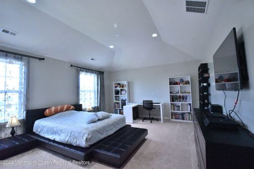 7 Lily Ln, Piscataway NJ  08854-6670 exterior