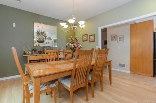 16 Patricks Ct, Wallingford CT  06492-2692 exterior