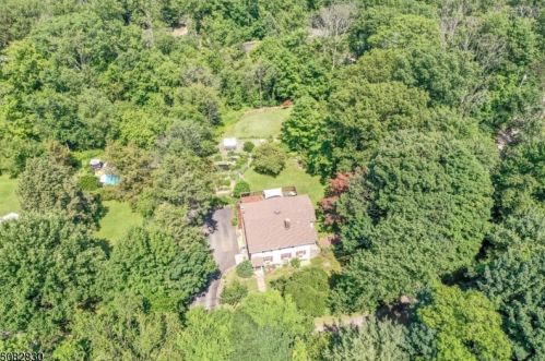 25 Darmstatter Rd, Skyline Lakes NJ  07456-1301 exterior