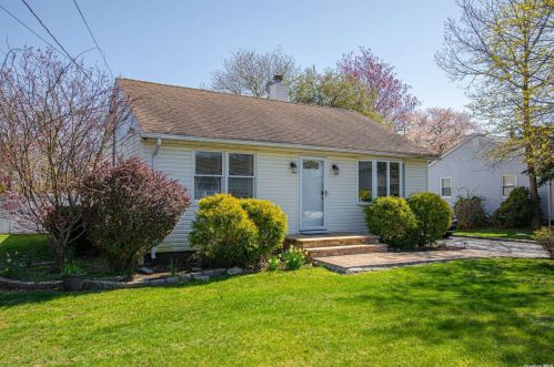94 Gordon Ave, Babylon, NY 11704-2304