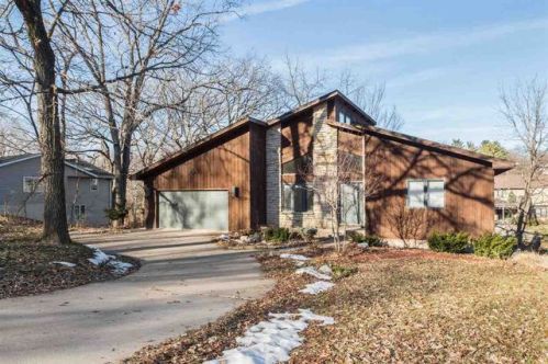 5490 Crow Creek Rd, Panarama Park, IA 52722-5435