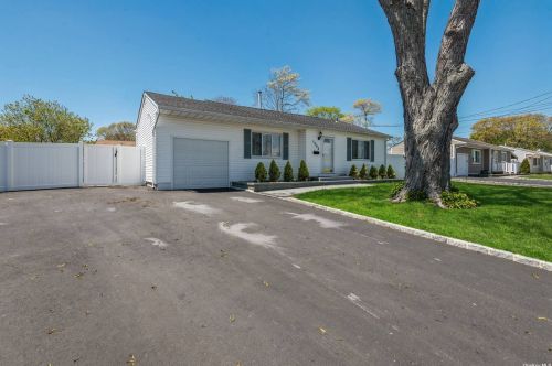1002 Carll Dr, Bayshore, NY 11706-6202