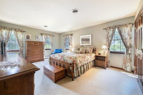 11 Greenhaven Rd, Tompkins Corners NY  10579-3303 exterior