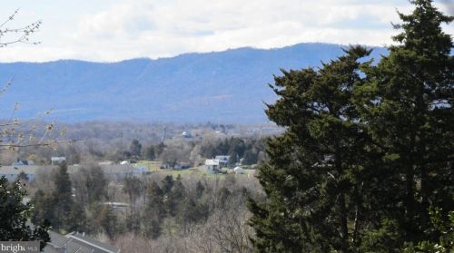 494 Walton St, Strasburg, VA 22657-2343