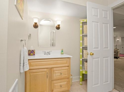 17 Roseview Ct, Bridgeport CT  06611-2078 exterior