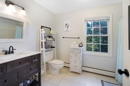 20 Narragansett Trl, Sandy Hook CT 06482-1147 exterior