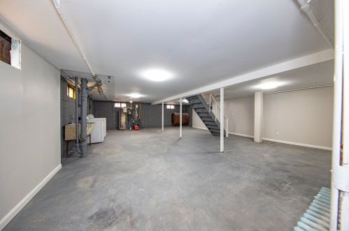 15 Hillcrest Dr, Westbury NY  11590-2447 exterior