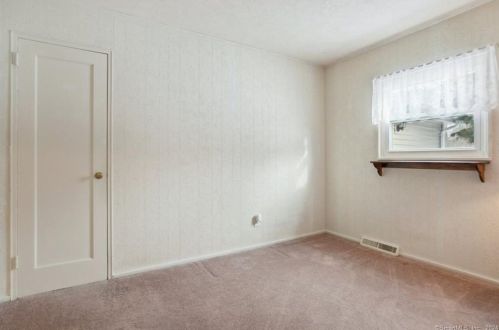 4 Fairway Ln, Norwich CT  06360-7006 exterior