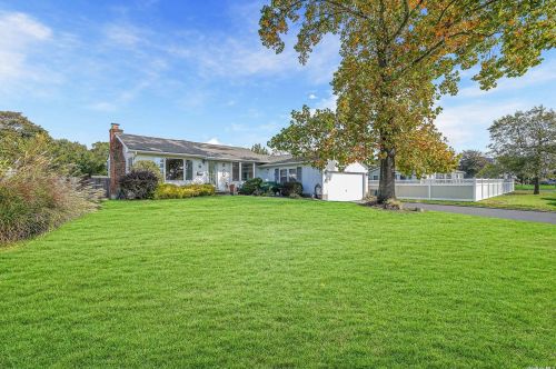 15 Macdonald Ave, Amityville, NY 11701-3711