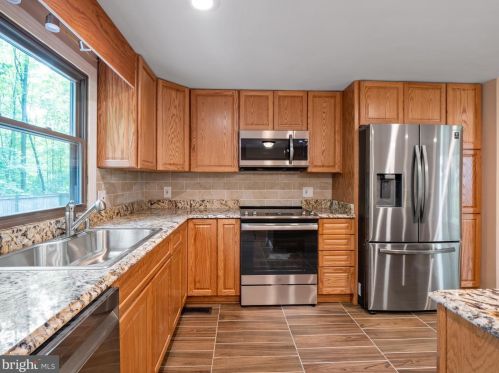 2268 Cocquina Dr, Herndon VA  20191-1140 exterior