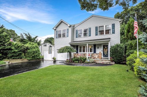 17 Grand Pl, Elwood, NY 11731-3019