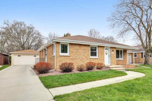 2011 Hillview Dr, Green Bay, WI 54302-3327