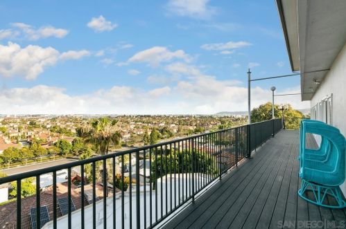 2125 Locust St, San Diego CA  92106-1622 exterior