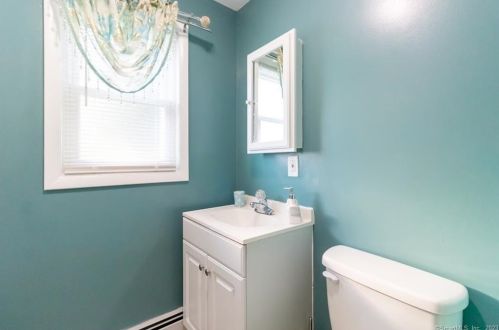 221 Woodland Ave, Bloomfield CT  06002-1357 exterior