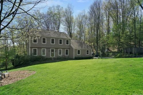 28 Kings Point Ln, Washingtonville NY  10992-2026 exterior
