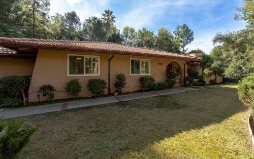 3634 Fullmoon Dr, Glendale, CA 91206-1216
