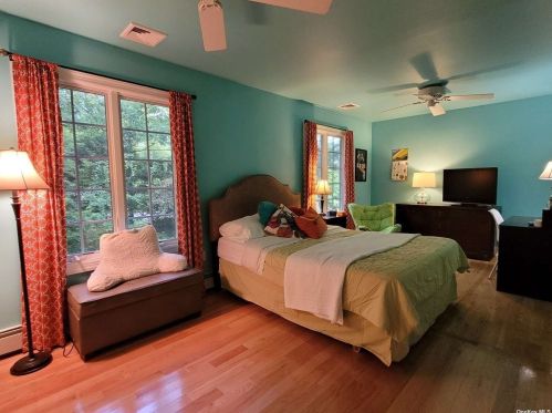 48 Birch Hill Rd, Mount Sinai NY  11766-1904 exterior